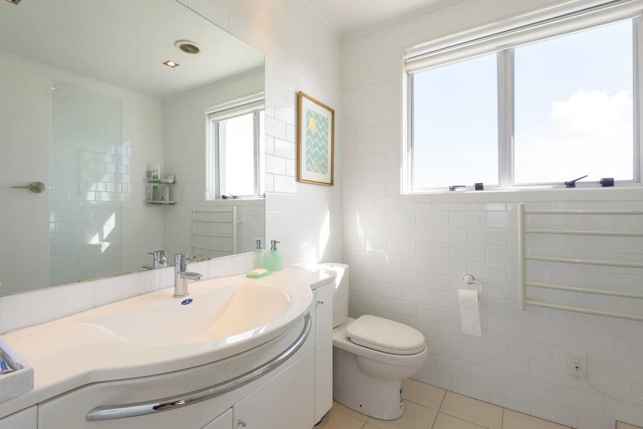 Luxury House With Clifftop Seaview Whangaparaoa Esterno foto